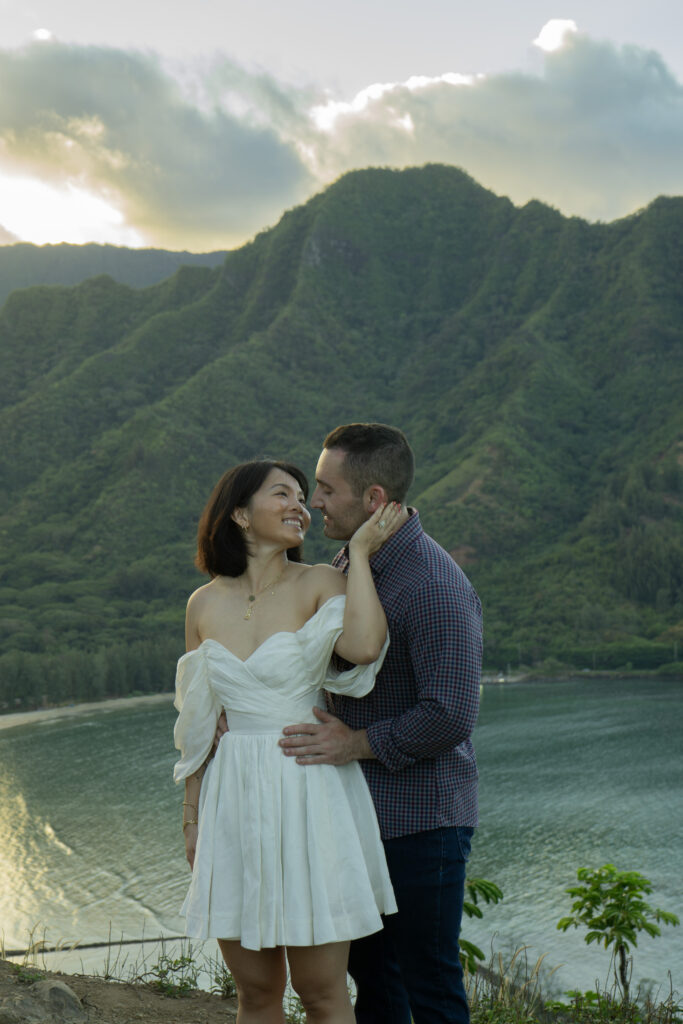 Couple standing on the edge of Crouching Lion Hike in Oahu